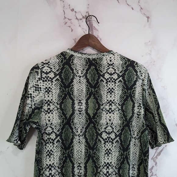 H&M Dress Womens Small Green Snake Print  Lettuce Hem Crew Neck Shift T Shirt - Picture 7 of 11